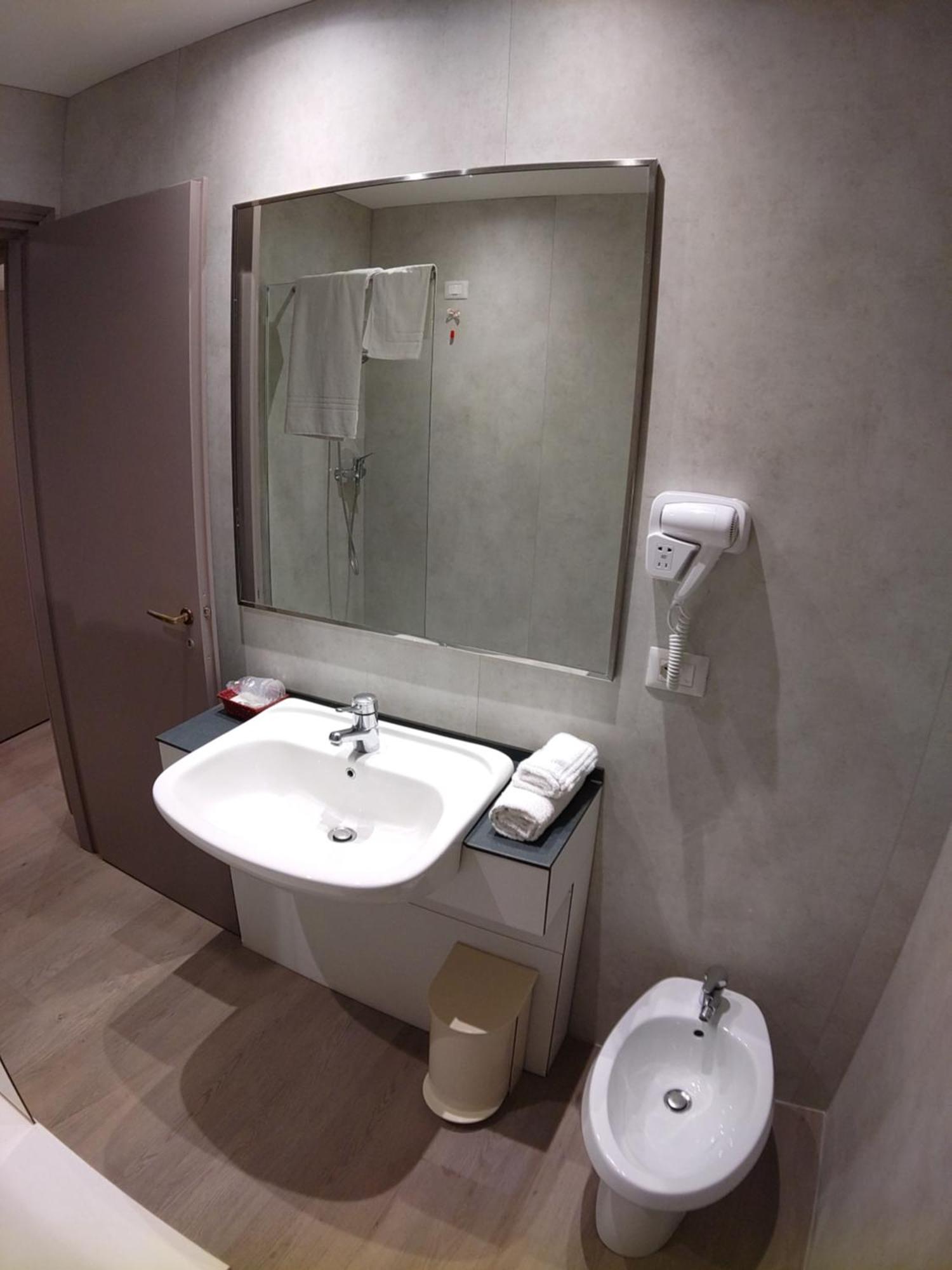 Confidence Hotel Europa Cento  Pokoj fotografie