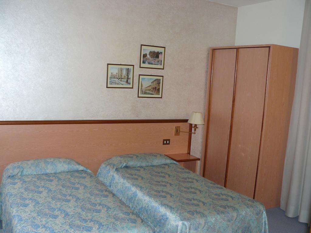 Confidence Hotel Europa Cento  Pokoj fotografie